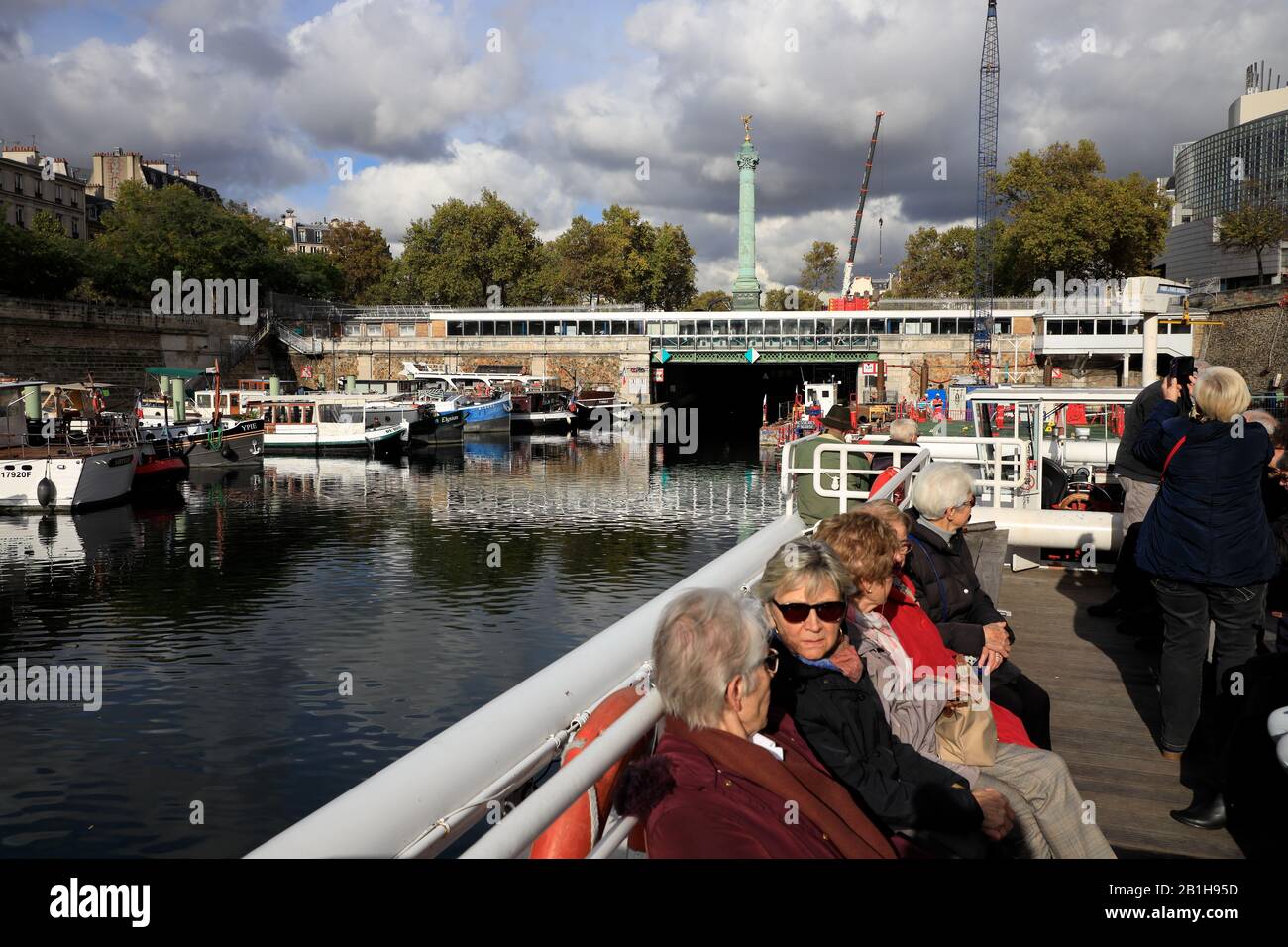 Turisti in barca a Port de l'Arsenal con colonne de Juillet in Bastille in background.Paris.France Foto Stock