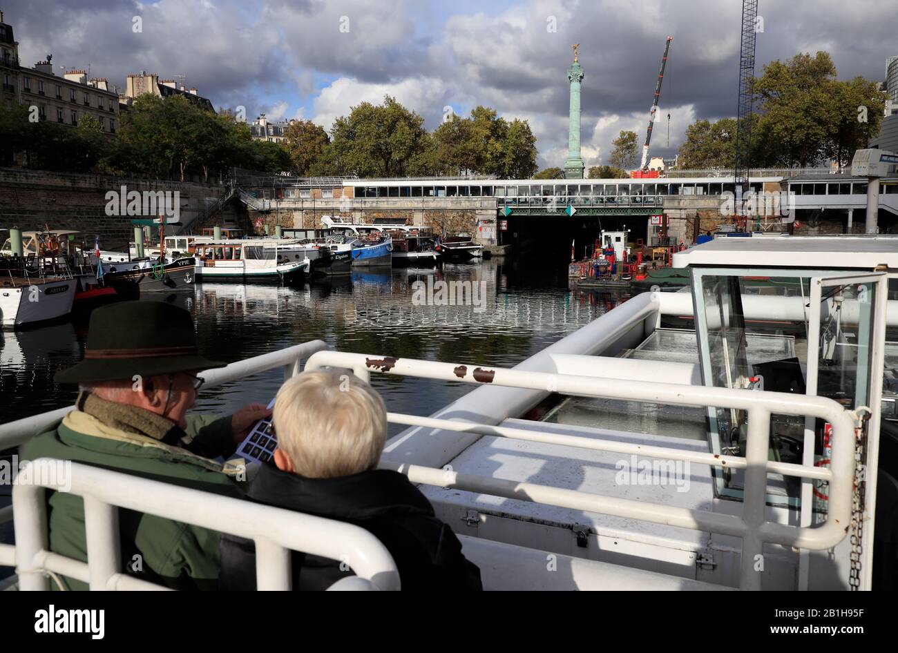 Turisti in barca a Port de l'Arsenal con colonne de Juillet in Bastille in background.Paris.France Foto Stock
