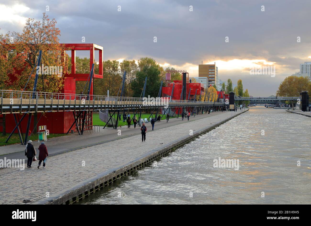 Parc de la Villette Villette Park con Canal de l'Ourcq e sculture Red Folly in background.Paris.France Foto Stock