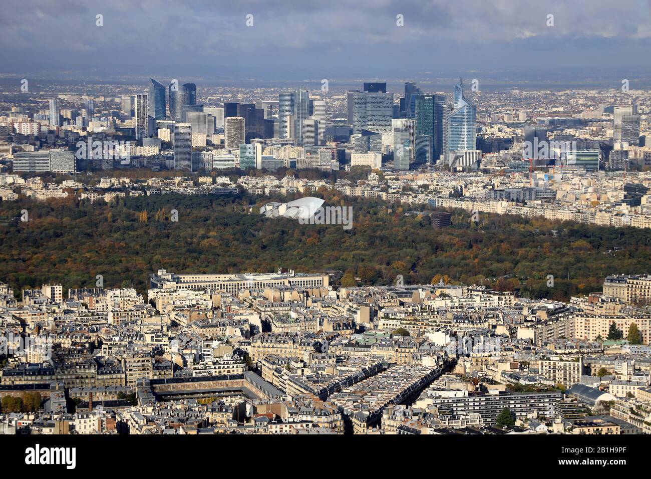 16th arrondissement di Parigi con Bois de Boulogne foresta e torri ufficio del quartiere degli affari la Defense in background.Paris.France Foto Stock