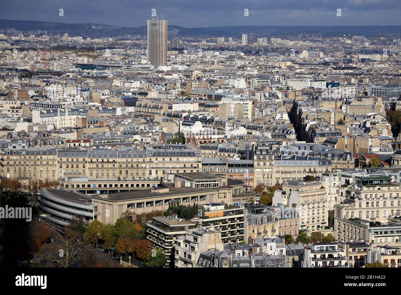 Paesaggio urbano di Parigi con il grattacielo dell'Hyatt Regency Paris Etoile nell'area di Porte Maillot sullo sfondo.Paris.France Foto Stock