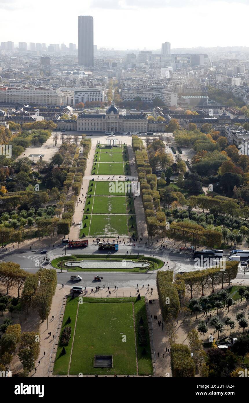 Veduta aerea di Champ de Mars con Ecole Militaire e Tour Montparnasse in background.Paris.France Foto Stock