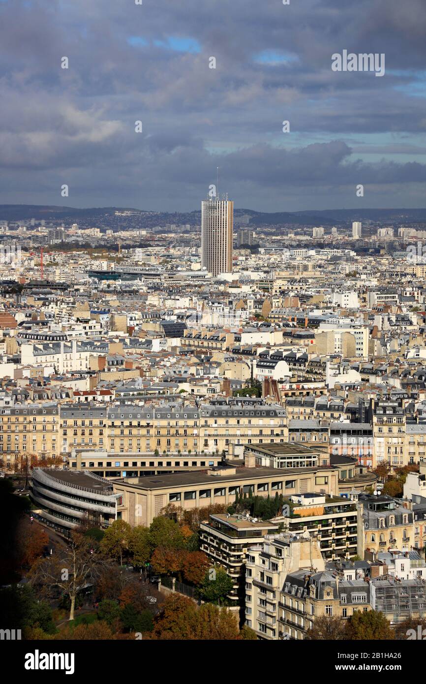 Paesaggio urbano di Parigi con il grattacielo dell'Hyatt Regency Paris Etoile nell'area di Porte Maillot sullo sfondo.Paris.France Foto Stock