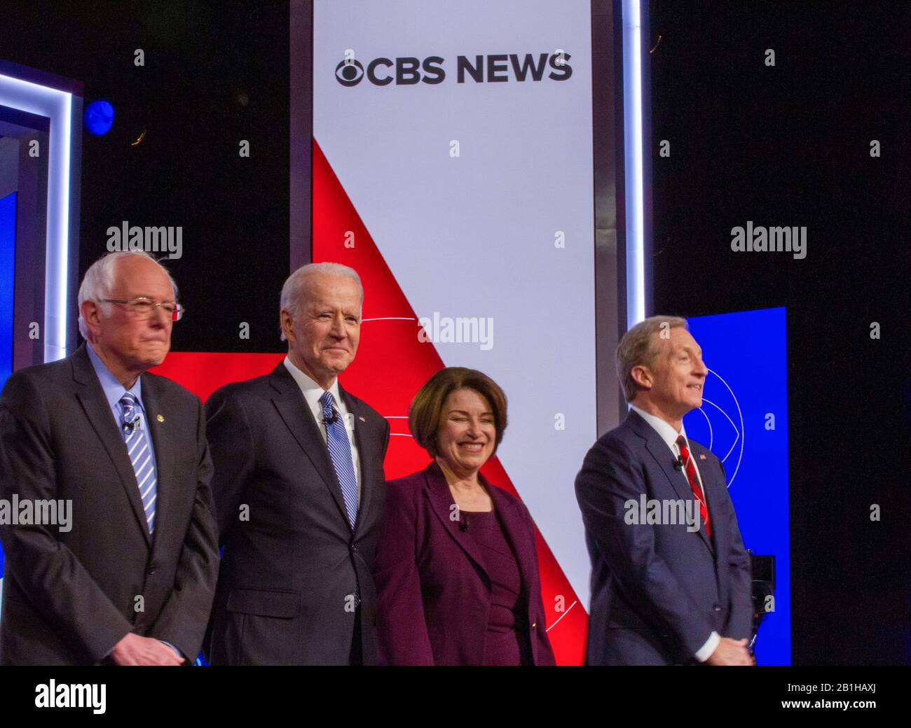 Charleston, Stati Uniti. 25th Feb, 2020. (L-R) Senatore Bernie Sanders, ex Vice Presidente Joe Biden, Senatore Amy Klobuchar e imprenditore Tom Steyer sul palco all'interno della CBS NEWS Democratic Presidential Dibatte presso il Charleston Gaillard Center il 25 febbraio 2020 a Charleston, South Carolina. Credito: Il Photo Access/Alamy Live News Foto Stock