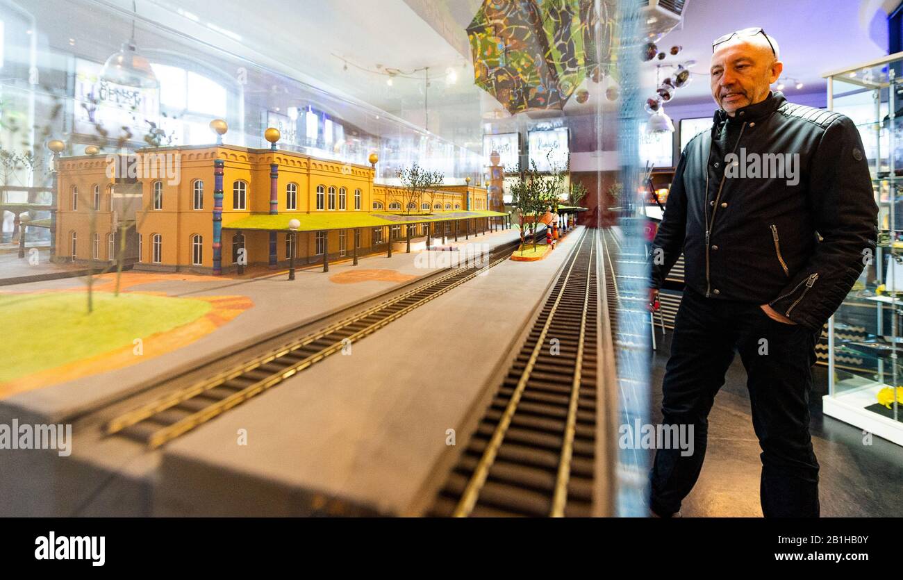 Uelzen, Germania. 20th Feb, 2020. Raimund Nowak, portavoce del consiglio di amministrazione dell'associazione Bahnhof 2000 Uelzen e.V. si trova accanto ad un modello della stazione di Hunderwasser a Uelzen. La stazione, ridisegnata secondo i piani dell'artista austriaco Friedensreich Hundertwasser, si inumiora di ornamenti colorati. Il 20th compleanno della stazione di Hundertwasser sarà celebrato quest'estate a Uelzen. Credito: Philipp Schulze/Dpa/Alamy Live News Foto Stock