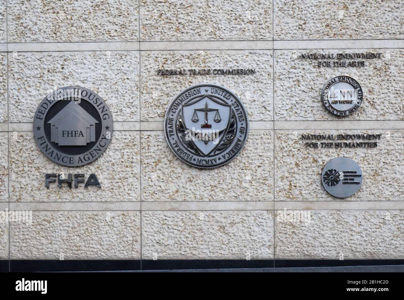 Segnali metallici all'esterno dell'edificio che ospita l'Agenzia federale Per Le finanze Dell'Edilizia, la Federal Trade Commission e la Na Foto Stock