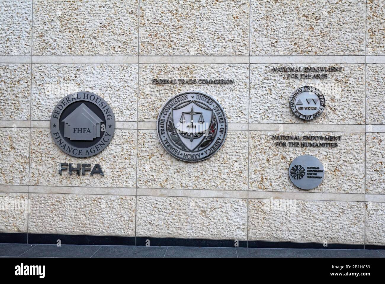 Segnali metallici all'esterno dell'edificio che ospita l'Agenzia federale Per Le finanze Dell'Edilizia, la Federal Trade Commission e la Na Foto Stock