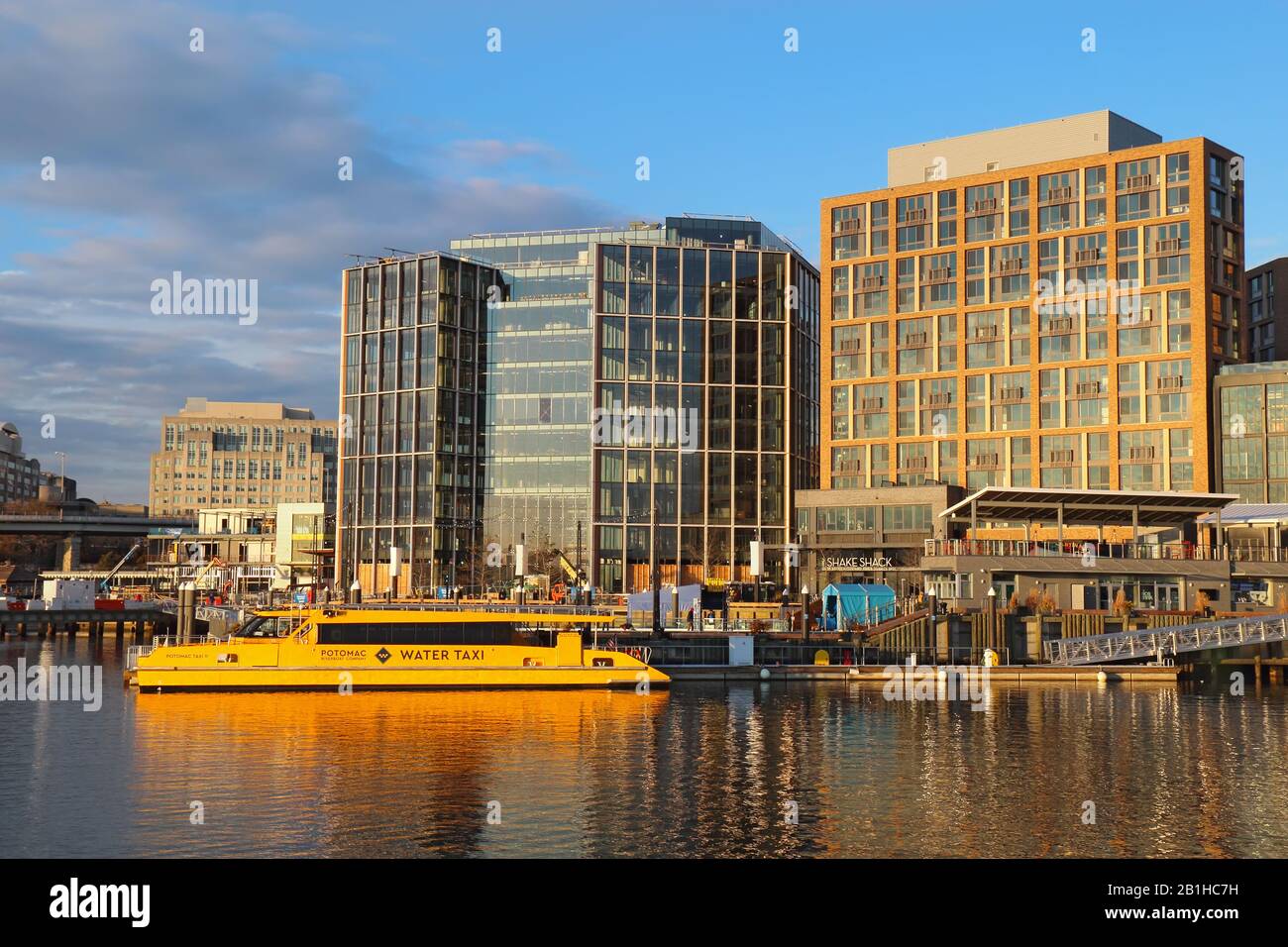 Taxi d'acqua al Wharf, edifici e skyline nella nuova area Southwest Waterfront di Washington, DC Foto Stock