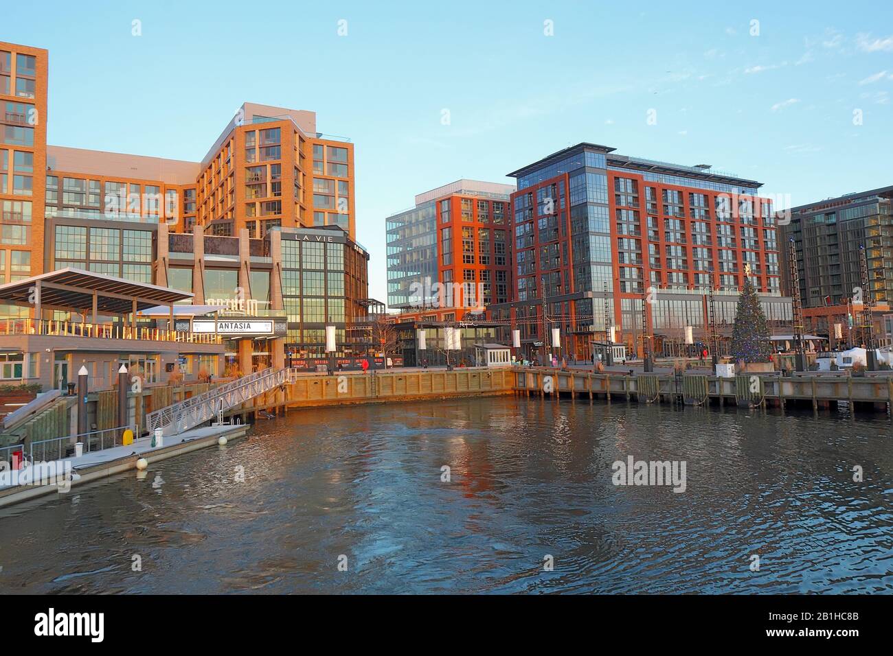 Taxi d'acqua al Wharf, edifici e skyline nella nuova area Southwest Waterfront di Washington, DC Foto Stock