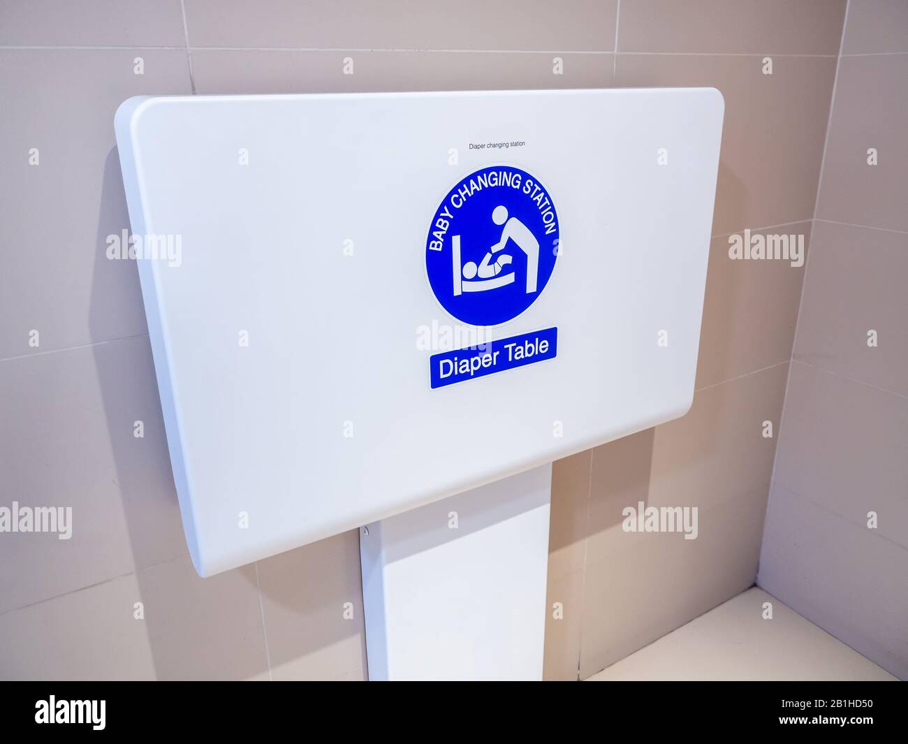 Pannolino bianco tavolo cambiare stazione sulla parete per il bambino cambiare pannolino per facilitare ai bambini genitori in aeroporto. Foto Stock