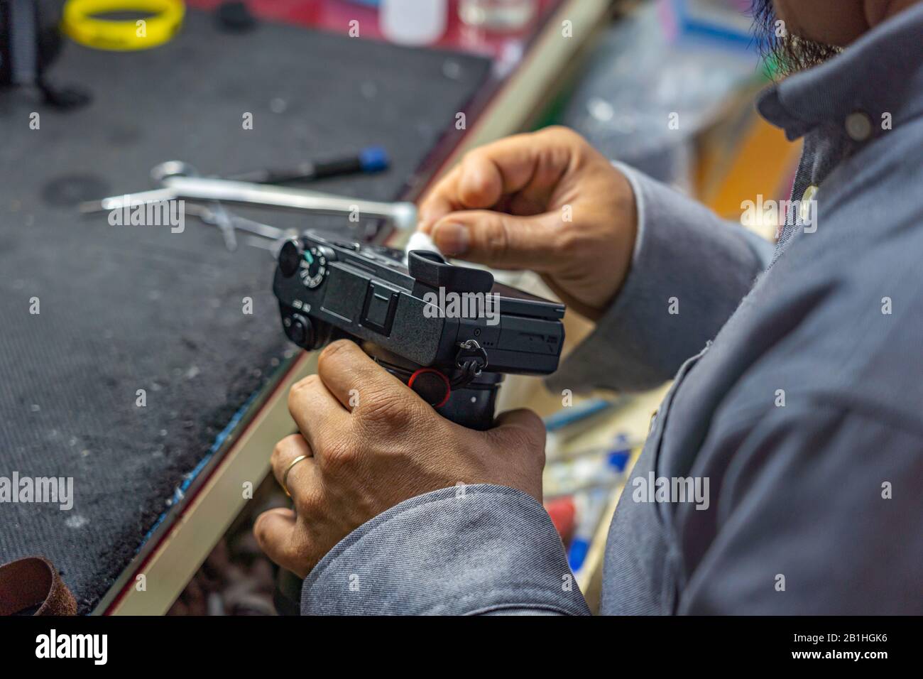 Tecnico con attrezzi di fissaggio delle dita amputati e corpo della telecamera di pulizia Foto Stock