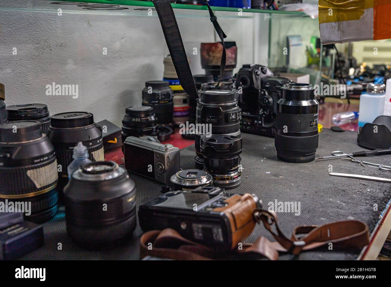 Molte lenti sul tavolo nella sala di servizio della telecamera di pulizia Foto Stock
