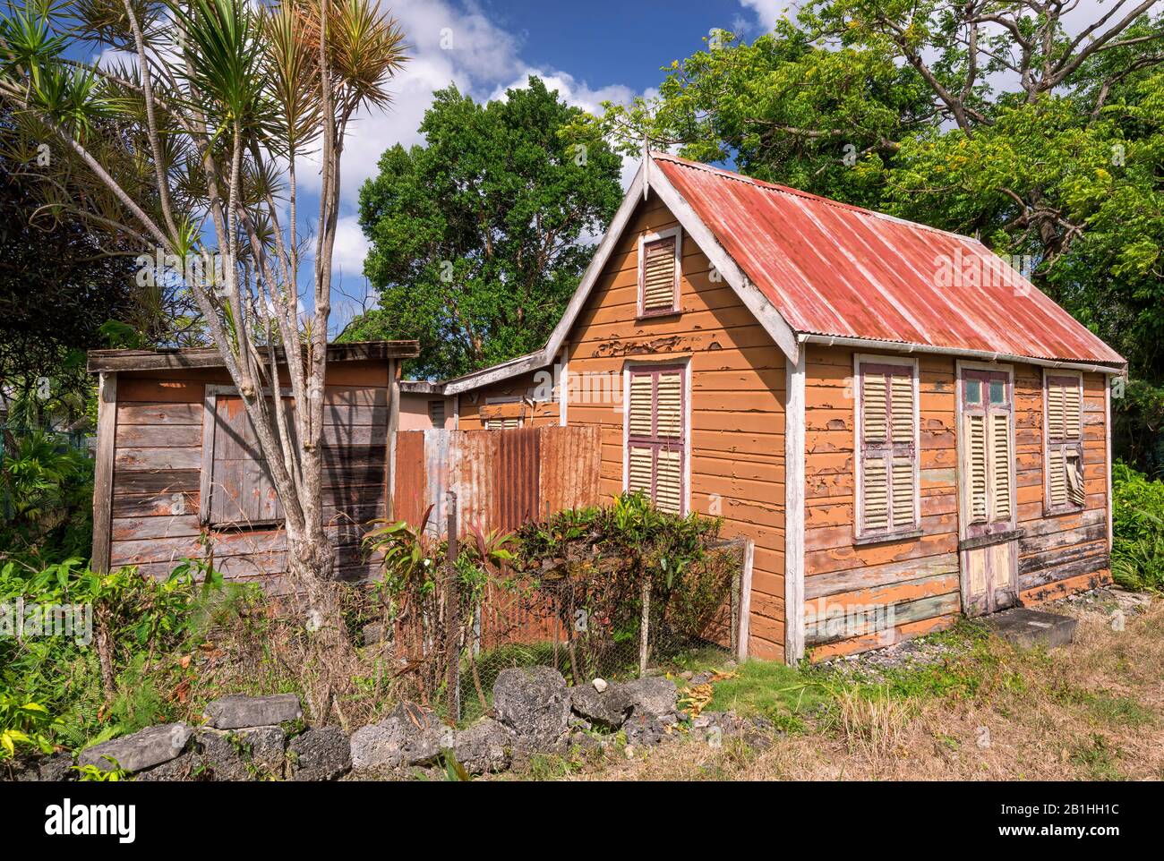 Case in legno di aragia sull'isola caraibica delle Barbados, peeling vernice, cultura, stile di vita, fuori dai sentieri battuti, vite dure, vita povera, sopravvivere Foto Stock