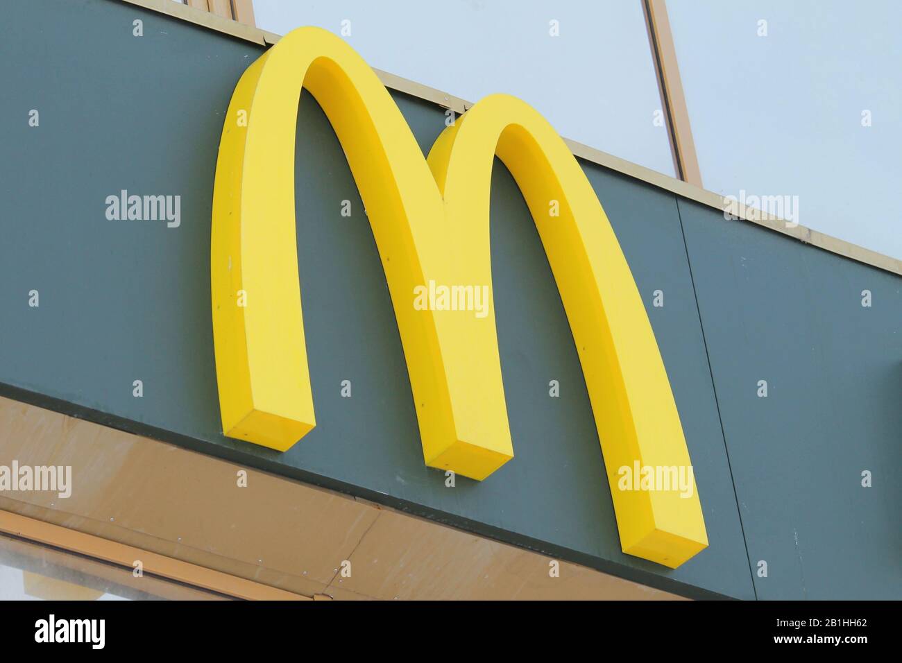 29.12.2019 Syktyvkar, Russia, lettera maiuscola gialla M, ristorante fast food mcdonalds cartello. Stock foto per web e stampa. Foto Stock