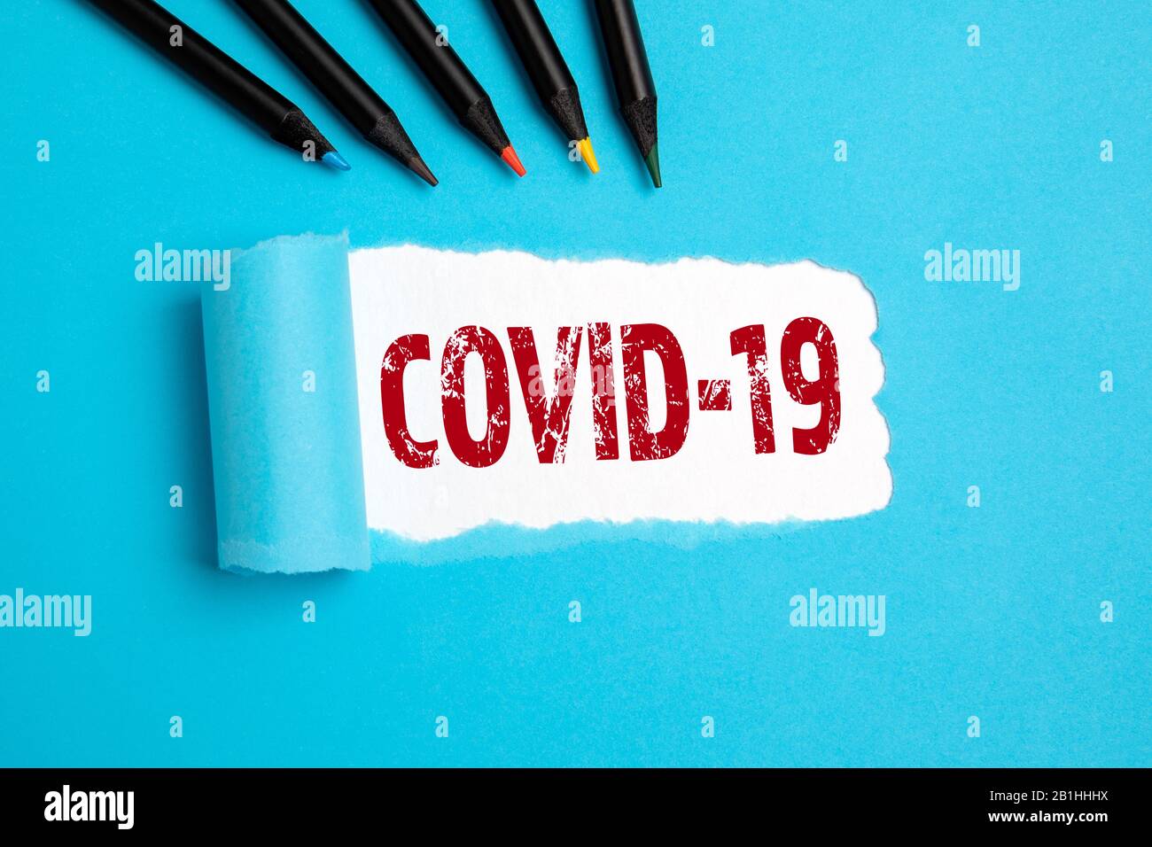 COVID-19. Coronovirus - focolaio di disinvoltura che è stato segnalato per la prima volta da Wuhan, Cina. Testo sotto carta con torsione Foto Stock