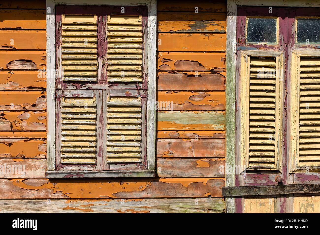 Case in legno di aragia sull'isola caraibica delle Barbados, peeling vernice, cultura, stile di vita, fuori dai sentieri battuti, vite dure, vita povera, sopravvivere Foto Stock