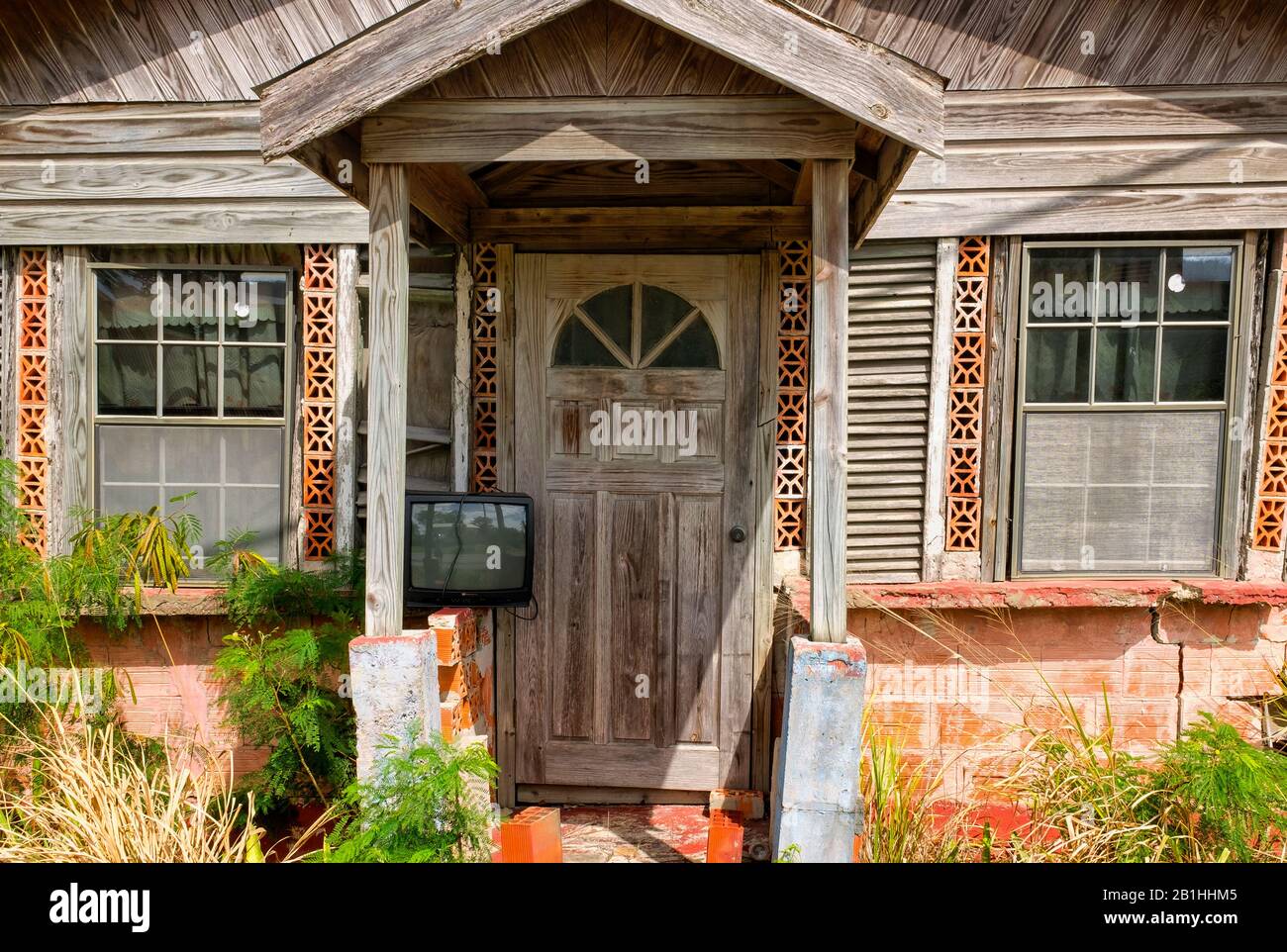 Case in legno di aragia sull'isola caraibica delle Barbados, peeling vernice, cultura, stile di vita, fuori dai sentieri battuti, vite dure, vita povera, sopravvivere Foto Stock