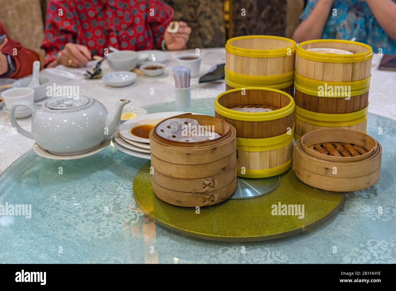 Mucchio di cassoni di bambù di dimmum steamer in ristorante di Hong Kong Foto Stock