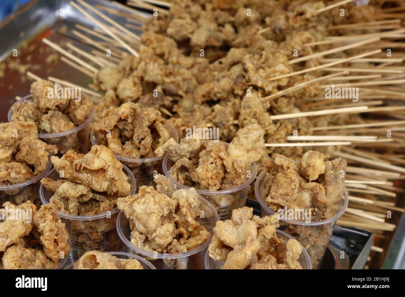 Foto Di Pelle Di Pollo Croccante Fritto E Intestino Venduti Come Street Food Nelle Filippine Foto Stock Alamy