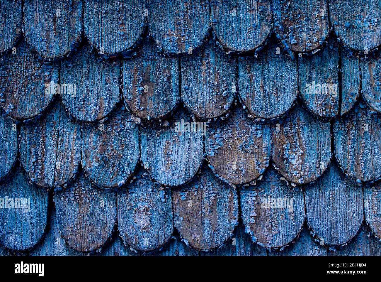 Vecchio shingles di legno blu sfondo astratto per creativo shabby elegante design con spazio per il testo con resti di vecchia vernice blu. Texture vintage Foto Stock