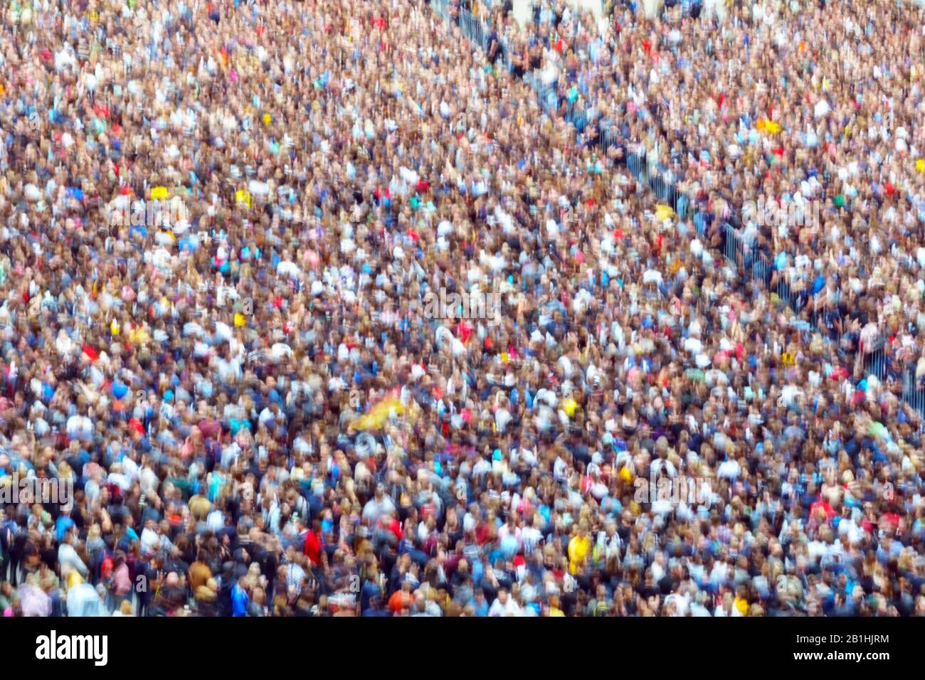 vista dall'alto di molte persone. sfocate la folla di persone, vista dall'alto. fuoco selettivo. grande concerto rock, folla di persone Foto Stock