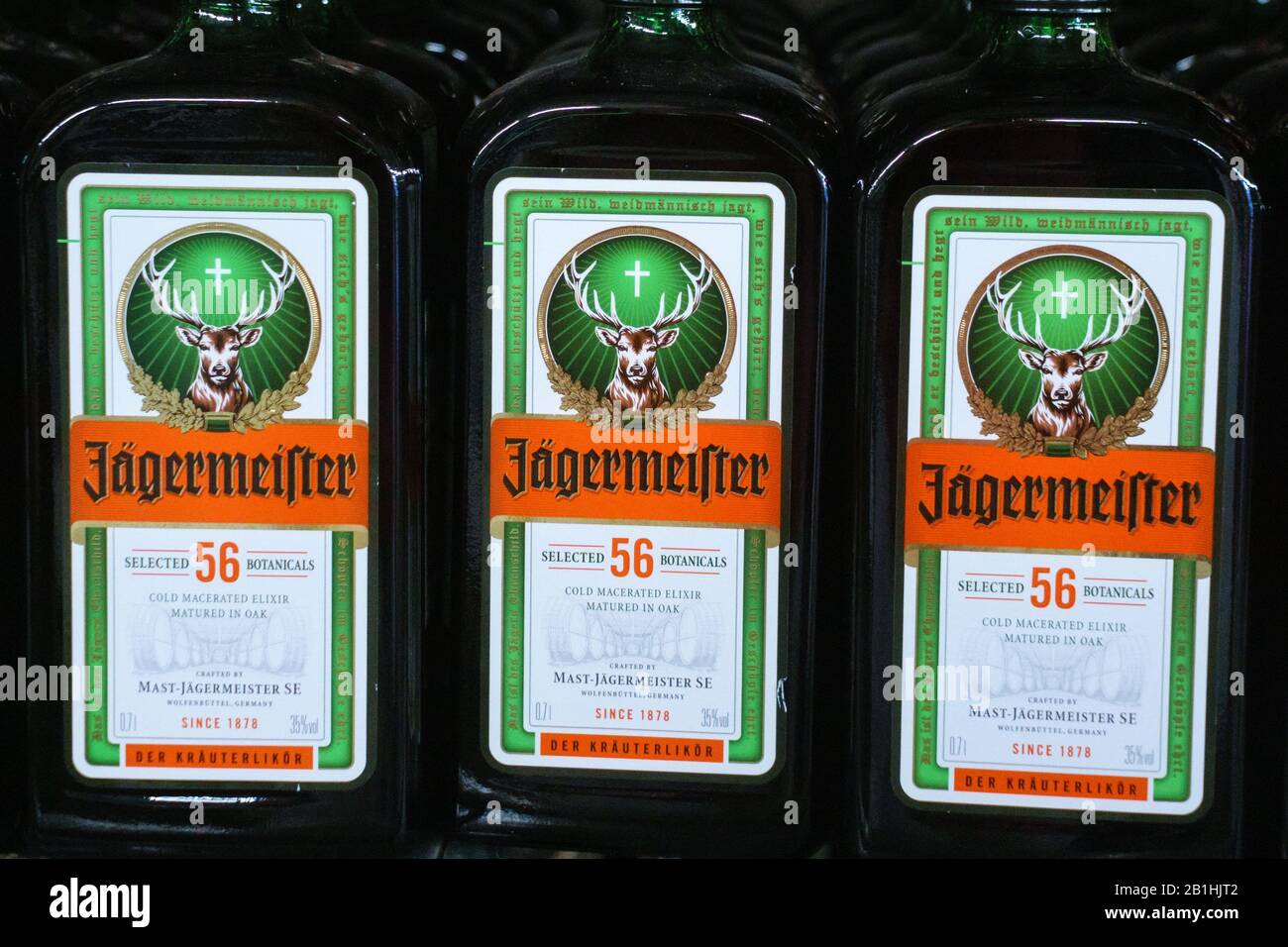 Tyumen, Russia-20 gennaio 2020: Jagermeister, bottiglie di alcol sullo scaffale. Digestivo tedesco fatto con 56 erbe e spezie Foto Stock