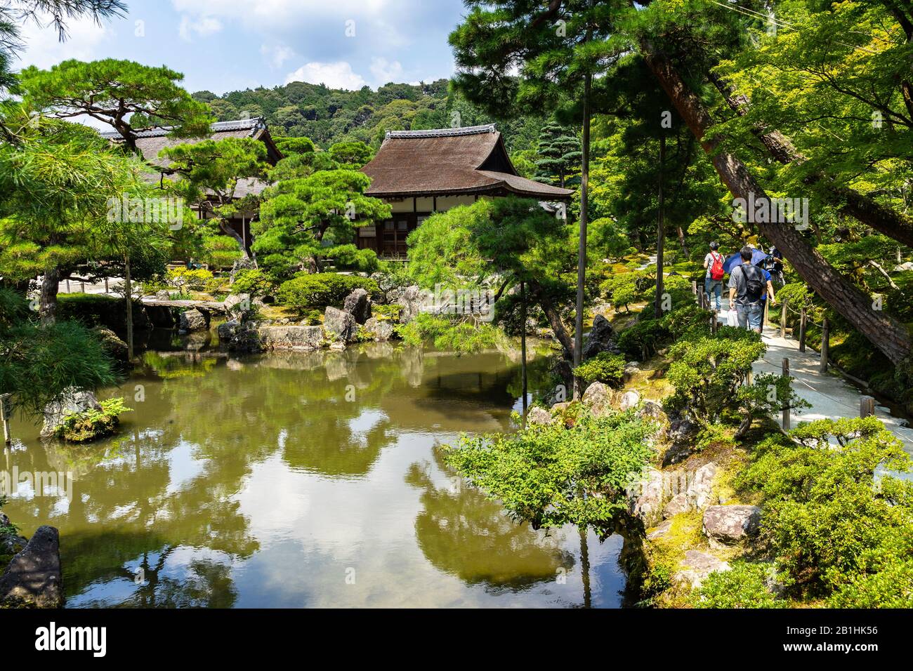 Lo stagno ai giardini giapponesi del Tempio di Ginkaku-ji (Padiglione d'Argento), Kyoto, Giappone Foto Stock