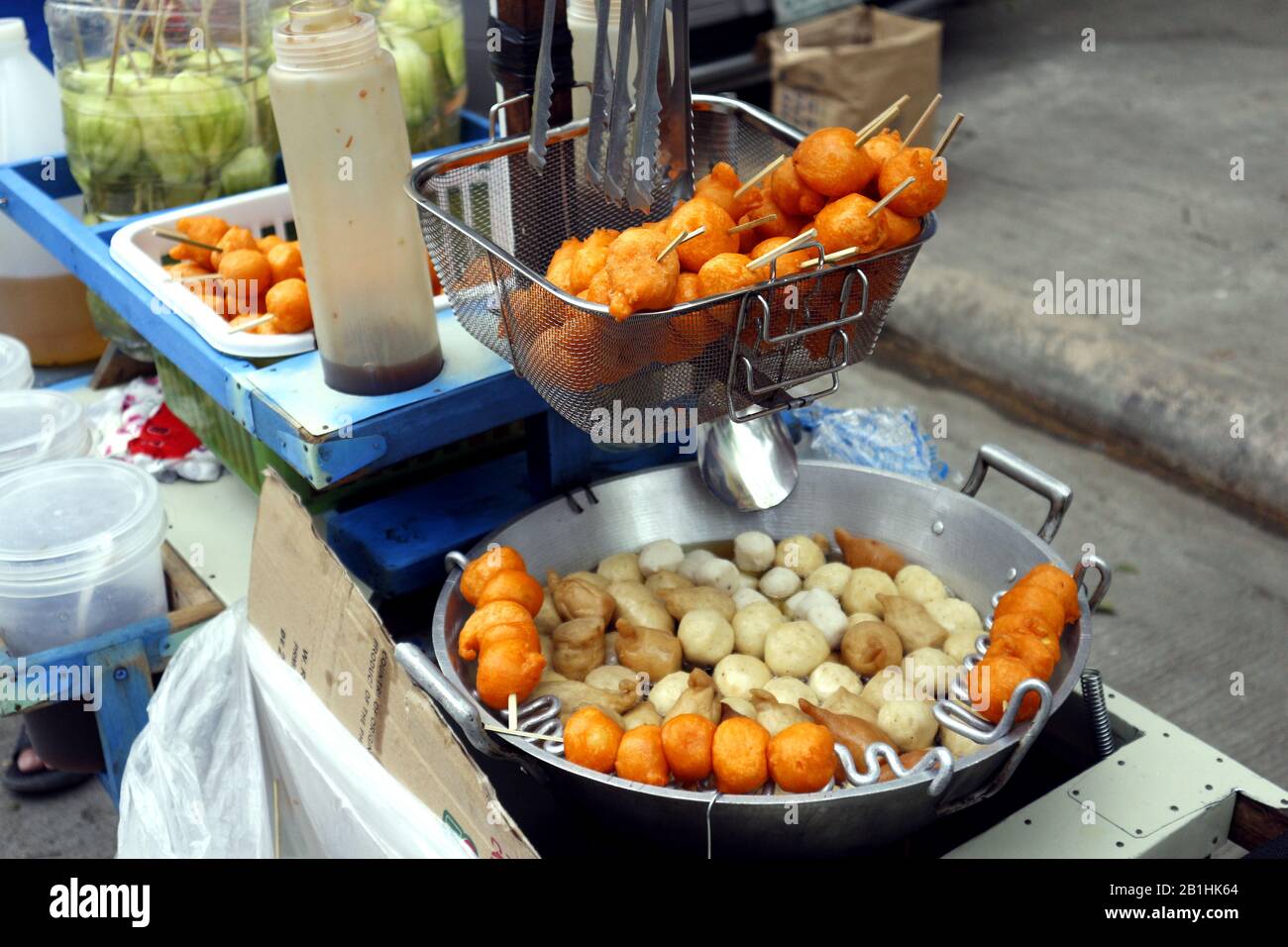 Foto di Street food filippino chiamato Kwek Kwek o uova di quaglia fritte Foto Stock