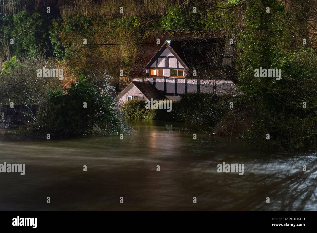 Ironbridge, Regno Unito. 26th Feb 2020. 2-3am al mattino, una settimana dopo i precedenti record e Ironbridge stava ancora una volta sperimentando livelli di inondazione record. Con i livelli di notte sul fiume Severn previsione di picco intorno alla stessa altezza delle difese di inondazione, le dita sono state incrociate che le difese non sarebbero state violate. Con 3am i livelli del fiume erano precariosamente vicini alla cima delle barriere lungo il Wharfage, il movimento laterale poteva essere visto in luoghi nelle barriere e l'acqua era visibile su entrambi i lati delle difese di inondazione. Credito: Paul Bunch/Alamy Live News Foto Stock