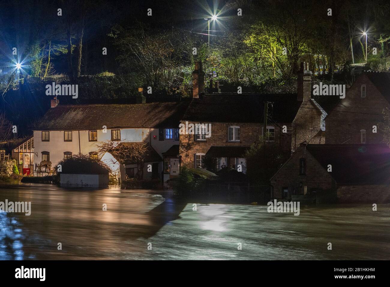 Ironbridge, Regno Unito. 26th Feb 2020. 2-3am al mattino, una settimana dopo i precedenti record e Ironbridge stava ancora una volta sperimentando livelli di inondazione record. Con i livelli di notte sul fiume Severn previsione di picco intorno alla stessa altezza delle difese di inondazione, le dita sono state incrociate che le difese non sarebbero state violate. Con 3am i livelli del fiume erano precariosamente vicini alla cima delle barriere lungo il Wharfage, il movimento laterale poteva essere visto in luoghi nelle barriere e l'acqua era visibile su entrambi i lati delle difese di inondazione. Credito: Paul Bunch/Alamy Live News Foto Stock