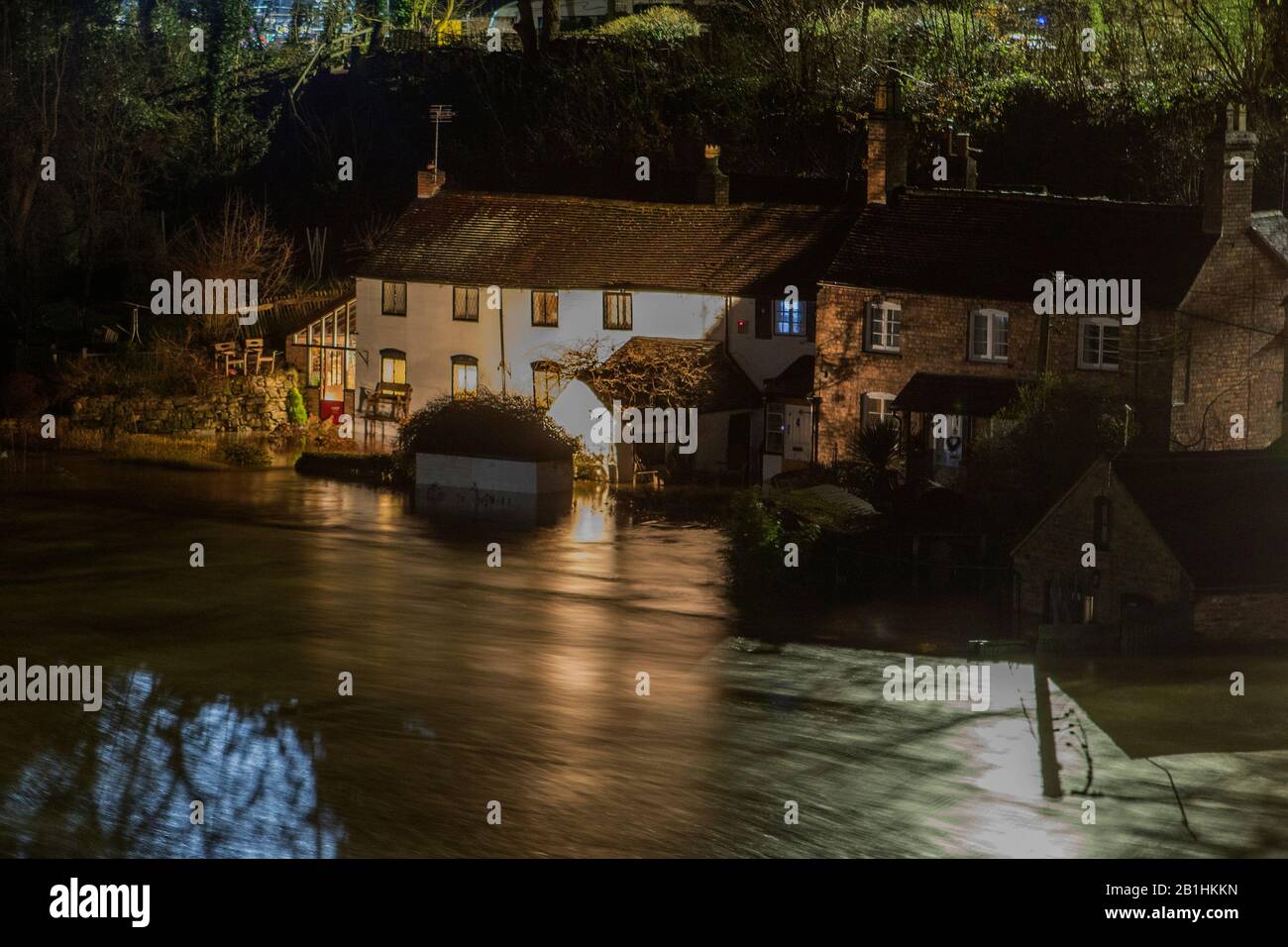 Ironbridge, Regno Unito. 26th Feb 2020. 2-3am al mattino, una settimana dopo i precedenti record e Ironbridge stava ancora una volta sperimentando livelli di inondazione record. Con i livelli di notte sul fiume Severn previsione di picco intorno alla stessa altezza delle difese di inondazione, le dita sono state incrociate che le difese non sarebbero state violate. Con 3am i livelli del fiume erano precariosamente vicini alla cima delle barriere lungo il Wharfage, il movimento laterale poteva essere visto in luoghi nelle barriere e l'acqua era visibile su entrambi i lati delle difese di inondazione. Credito: Paul Bunch/Alamy Live News Foto Stock