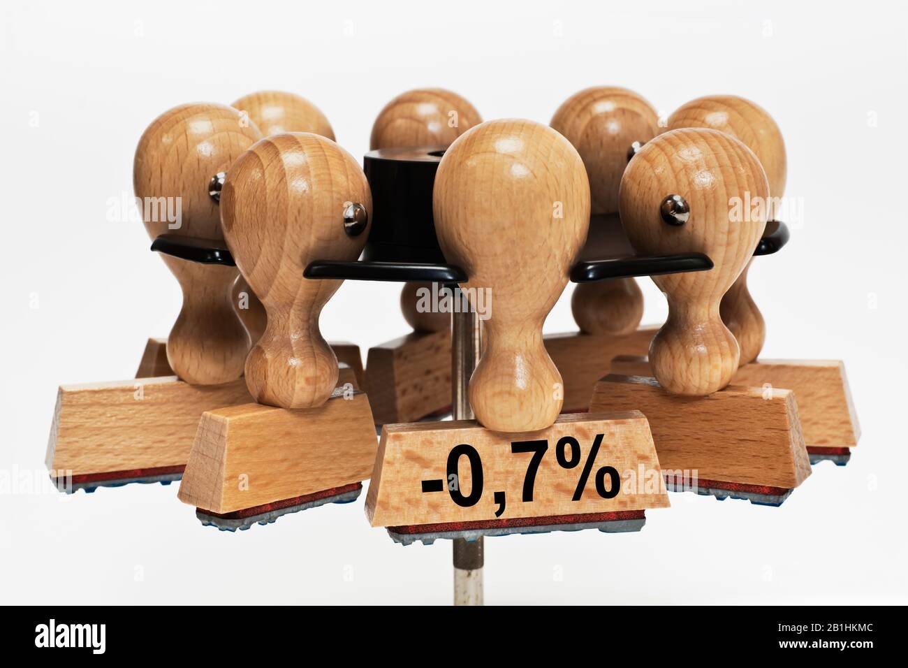 un timbro con l'iscrizione meno 0,7 percento pende in una cremagliera del timbro Foto Stock