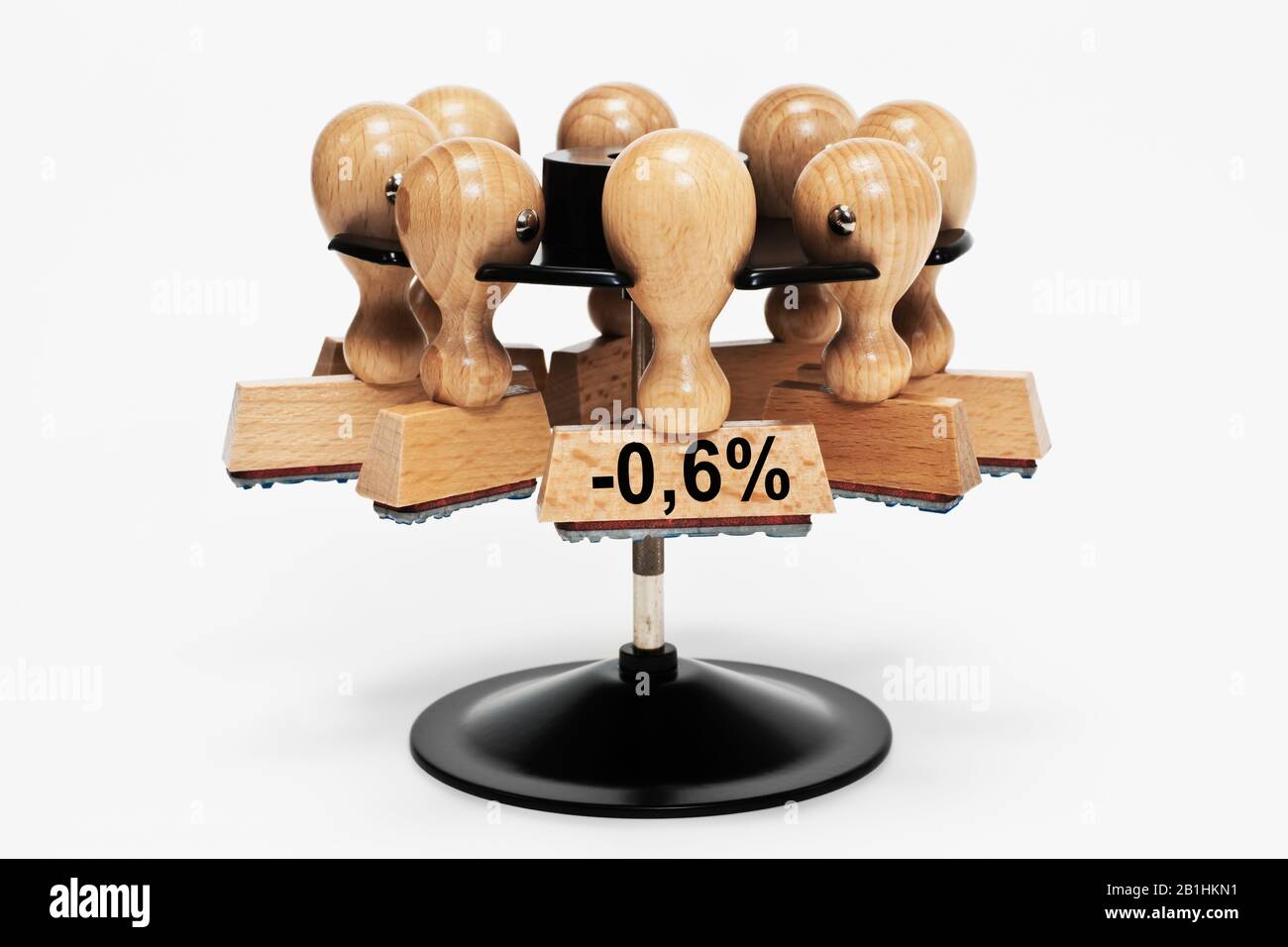 un francobollo con l'iscrizione meno 0,6 percento pende in una cremagliera Foto Stock