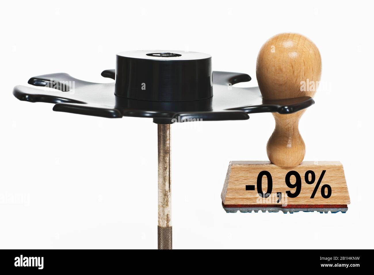 un timbro con l'iscrizione meno 0,9 percento pende in una cremagliera del timbro Foto Stock