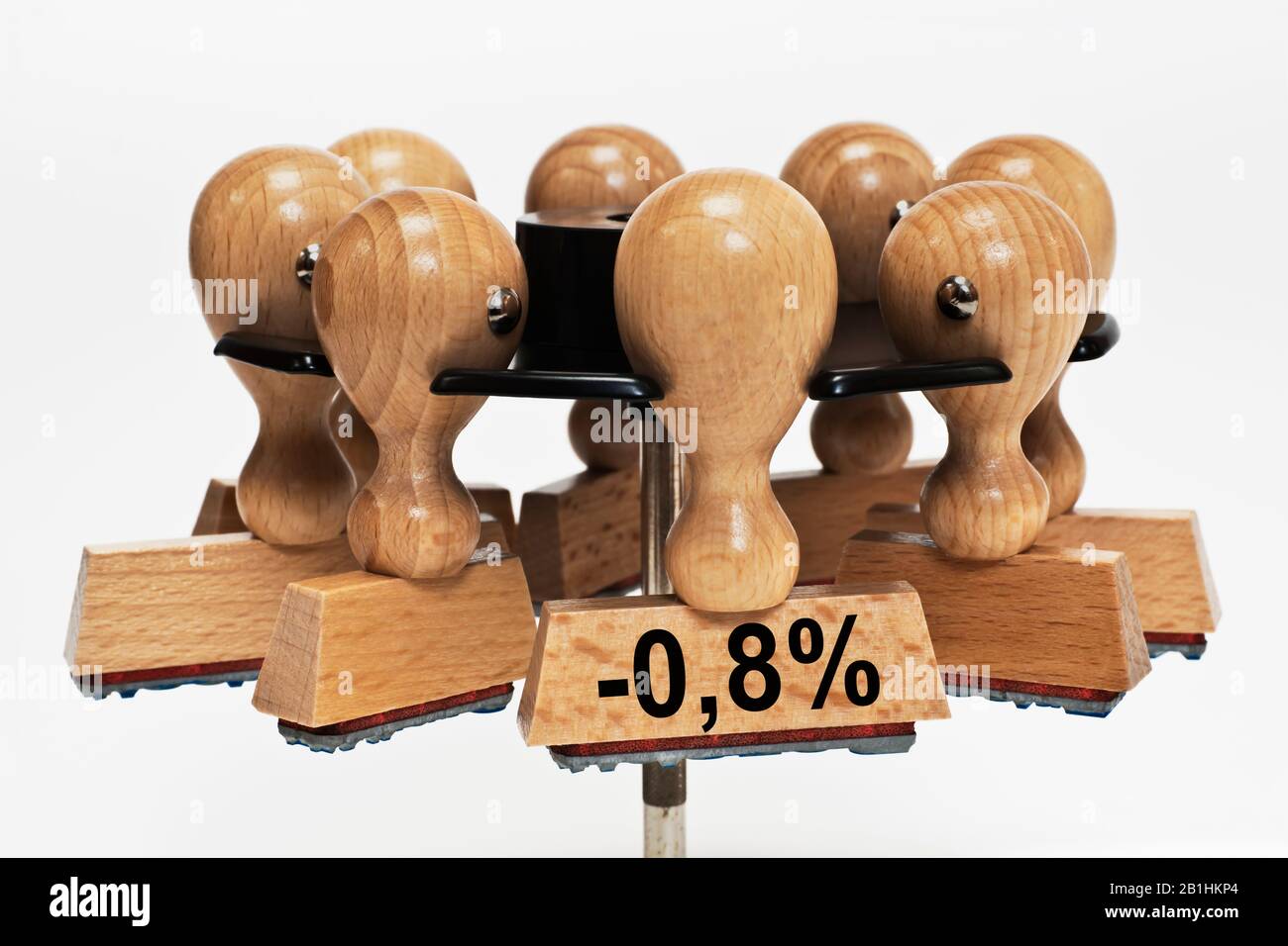 un timbro con l'iscrizione meno 0,8 percento pende in una cremagliera del timbro Foto Stock