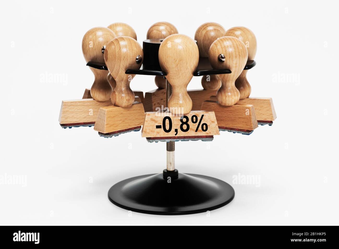 un timbro con l'iscrizione meno 0,8 percento pende in una cremagliera del timbro Foto Stock