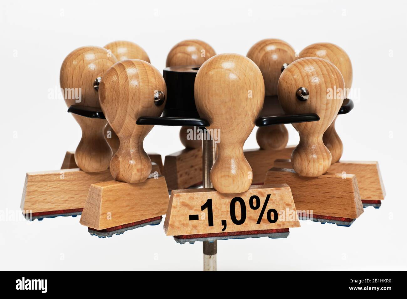 un timbro con l'iscrizione meno 1,0 percento pende in una cremagliera del timbro Foto Stock