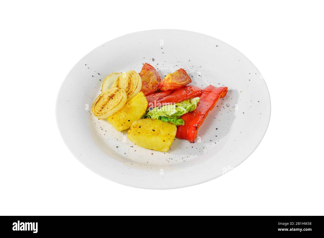 Verdure parte grigliata di contorno su un piatto su sfondo bianco isolato, vista Laterale. Piatto appetitoso per il menu ristorante, bar, caffetteria Foto Stock