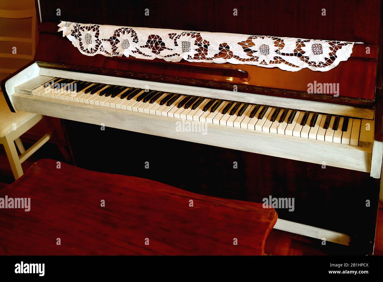 Pianoforte Verticale vintage con sgabello Vuoto in primo piano Foto stock -  Alamy