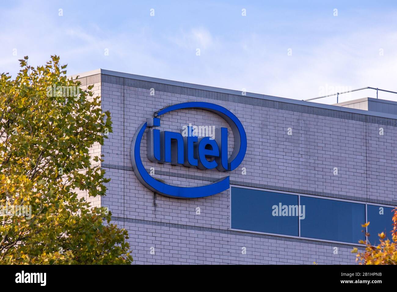 Hillsboro, Oregon USA - 18 ottobre 2018: Un logo Intel in un angolo di JF3 edificio del campus Jones Farm Foto Stock