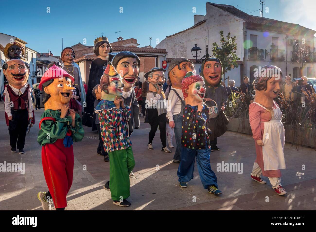 Gente dissimulata alla sfilata di carnevale di strada Herencia, Castiglia-la Mancha, Spagna 22 febbraio 2020 Foto Stock
