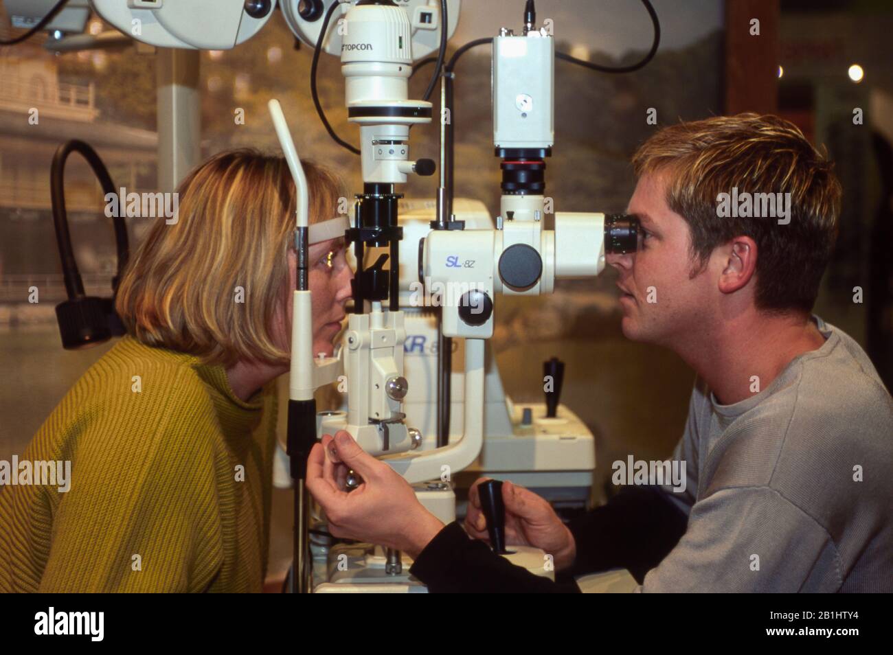 Una donna ottiene un esame dell'occhio. Foto Stock