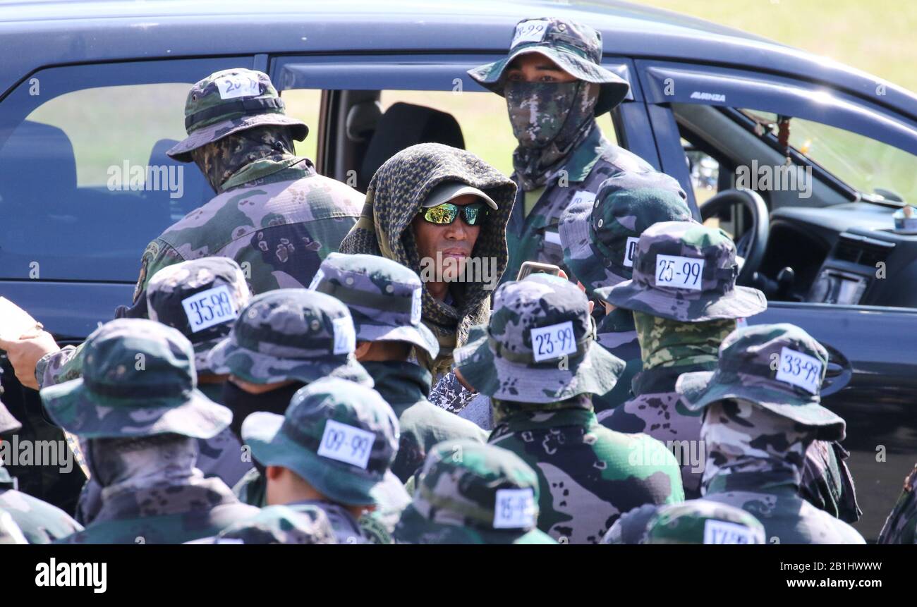 Quezon, Filippine. 25th Feb, 2020. Il formatore fornisce istruzioni ai partecipanti alla protezione della sicurezza VIP al campo Crame. Il capo della polizia nazionale filippina, il generale Archie Francisco F. Gamboa ha affermato che il PNP Training Institute o PNPTI sta ora portando avanti importanti riforme nell'unità volte a formare funzionari di qualità non commissionati attraverso la rigorosa attuazione degli standard di formazione ‘back-to-basic'. (Foto Di Herman Lumanog/Pacific Press) Credit: Pacific Press Agency/Alamy Live News Foto Stock