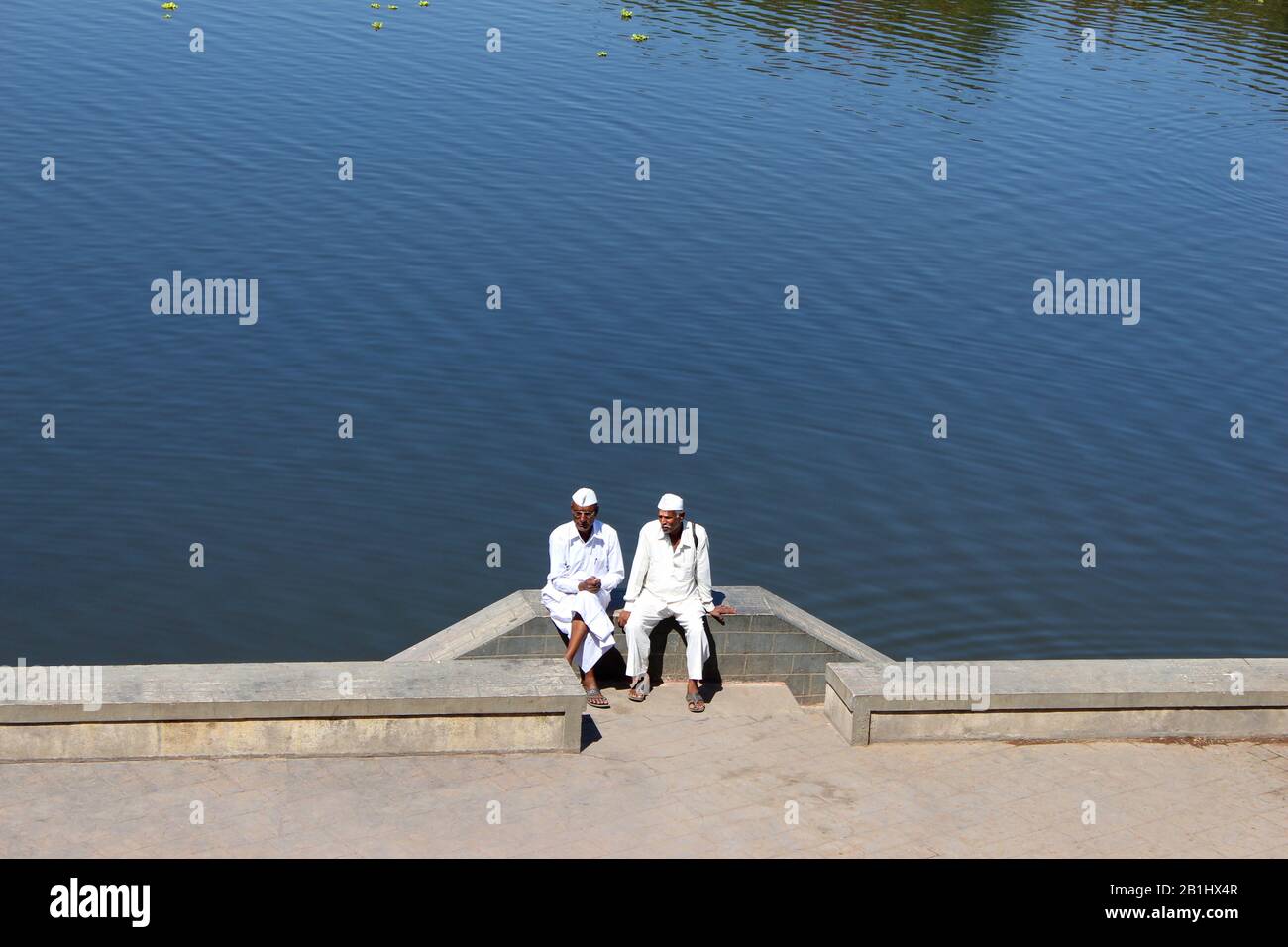 22nd Mar 2019, Pune , Maharashtra, India. Persone sedute sul lato del fiume, Dehu, Pune, Maharashtra. Foto Stock