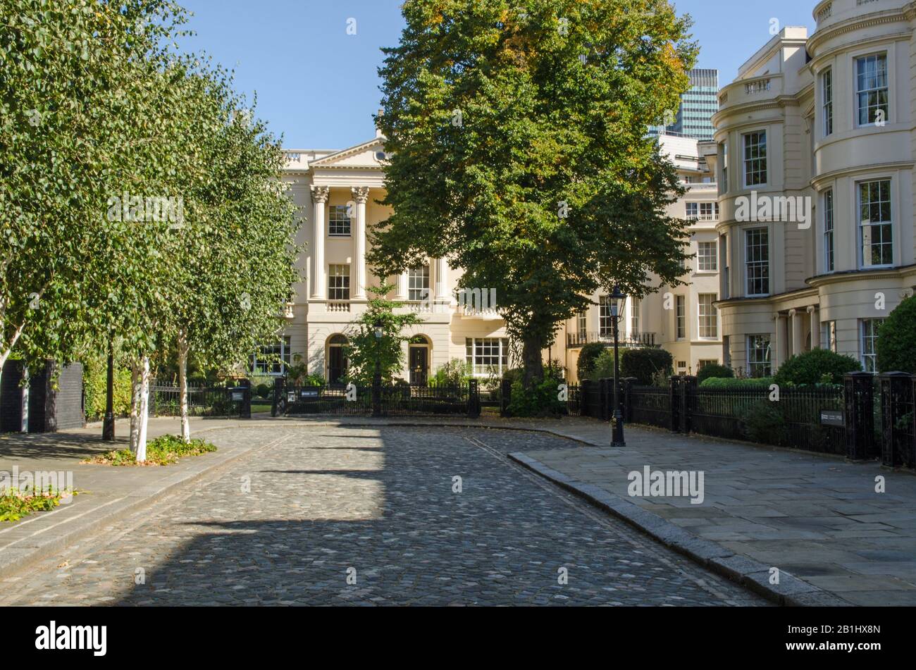 Vista lungo St Andrew's Place che si affaccia su Regent's Park a Camden, Londra. Gli edifici in stile Regency sono usati come sede del Royal Foto Stock