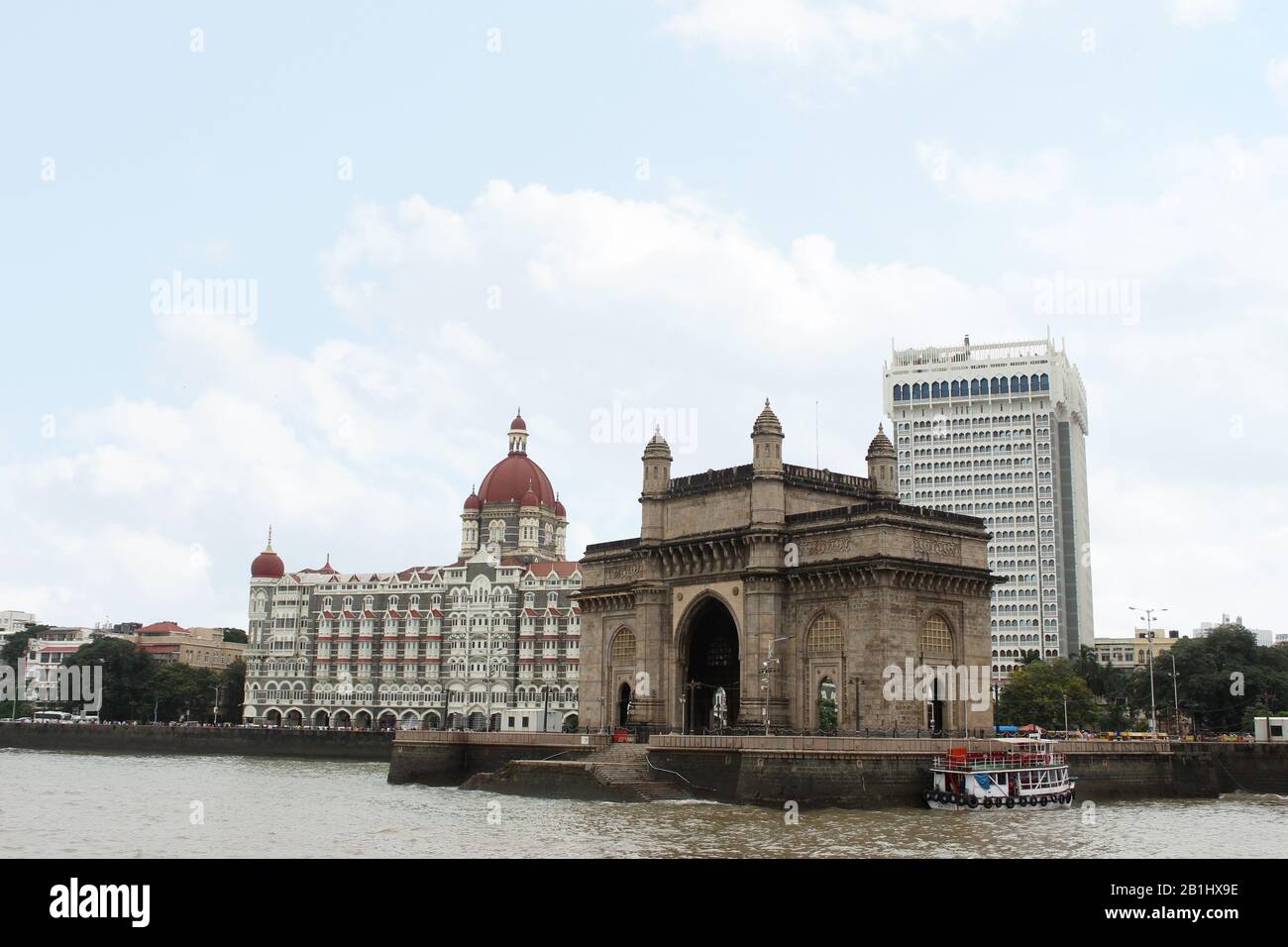 8 Settembre 2019, Mumbai, Maharashtra, India. Porta d'ingresso dell'India, Vecchio e nuovo Taj Hotel vista mare Foto Stock