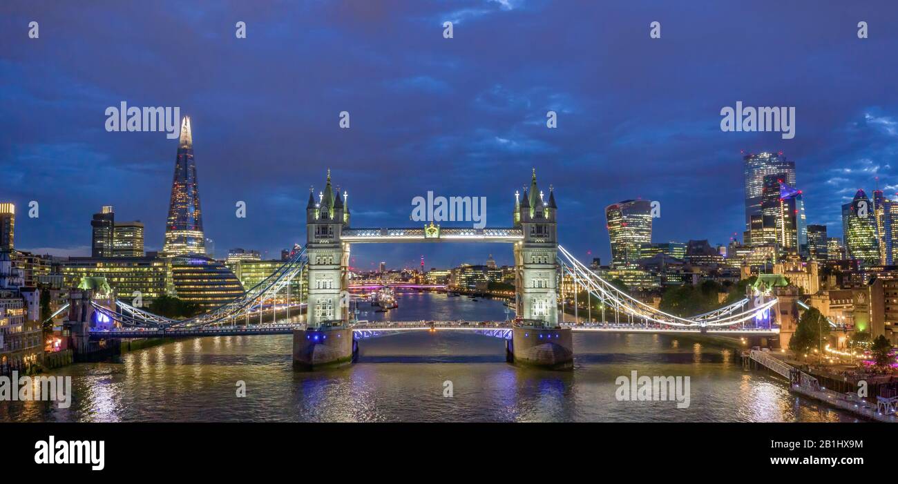Foto Aerea Del Tower Bridge Di Londra Di Notte. Fotografia di droni dal Tamigi, inclusi Shard, Gherkin e City Hall Foto Stock