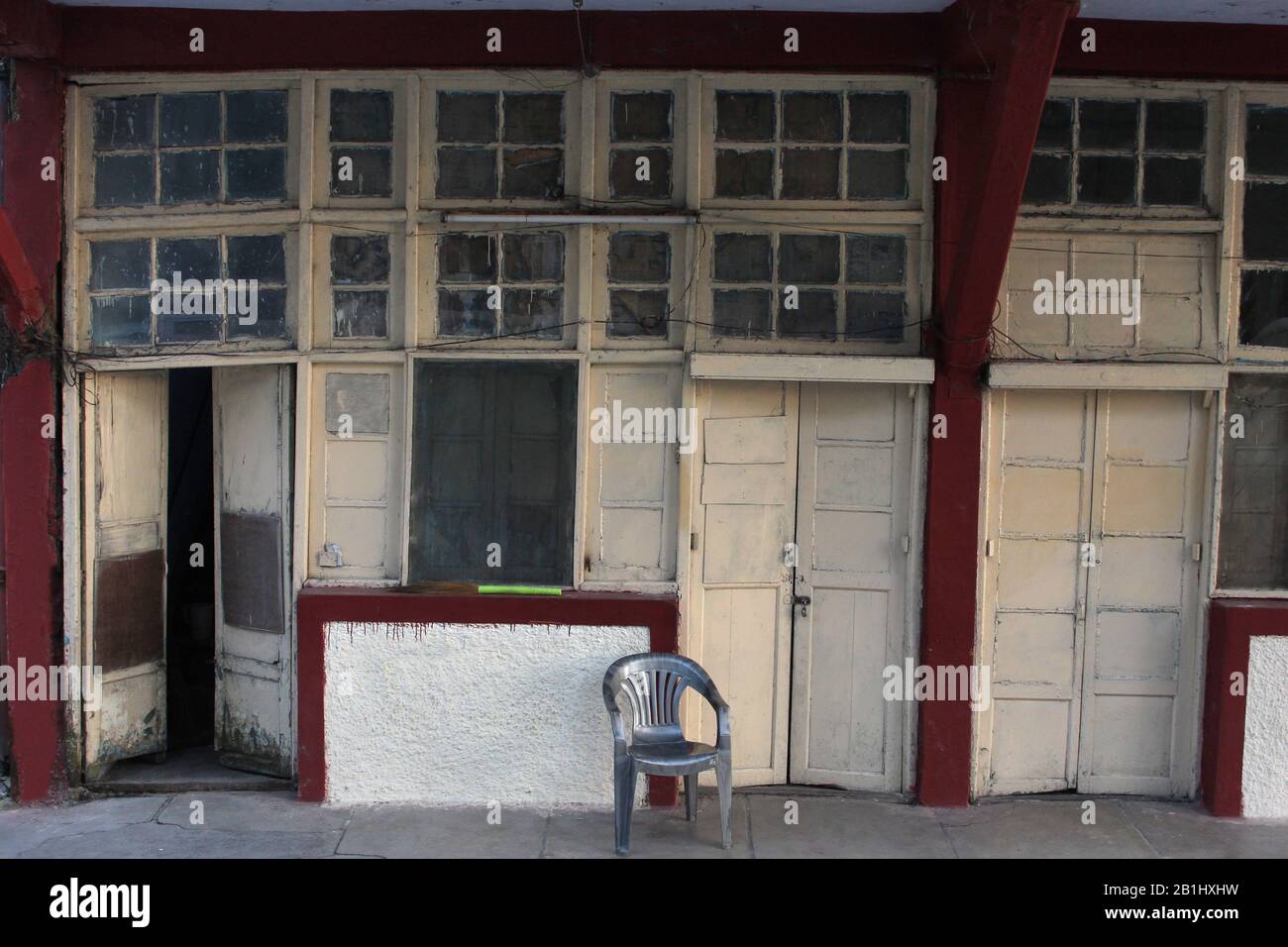 Vecchie finestre e porte architettura, Mussoorie, Uttarakhand, India Foto Stock