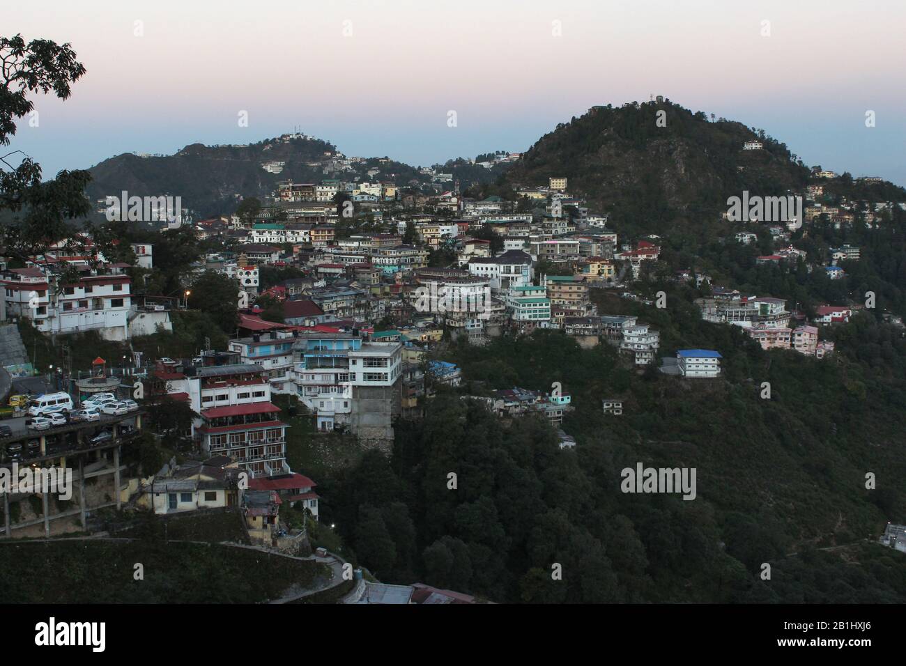 Veduta aerea del villaggio al mattino, Mussoorie, Uttarakhand, India Foto Stock