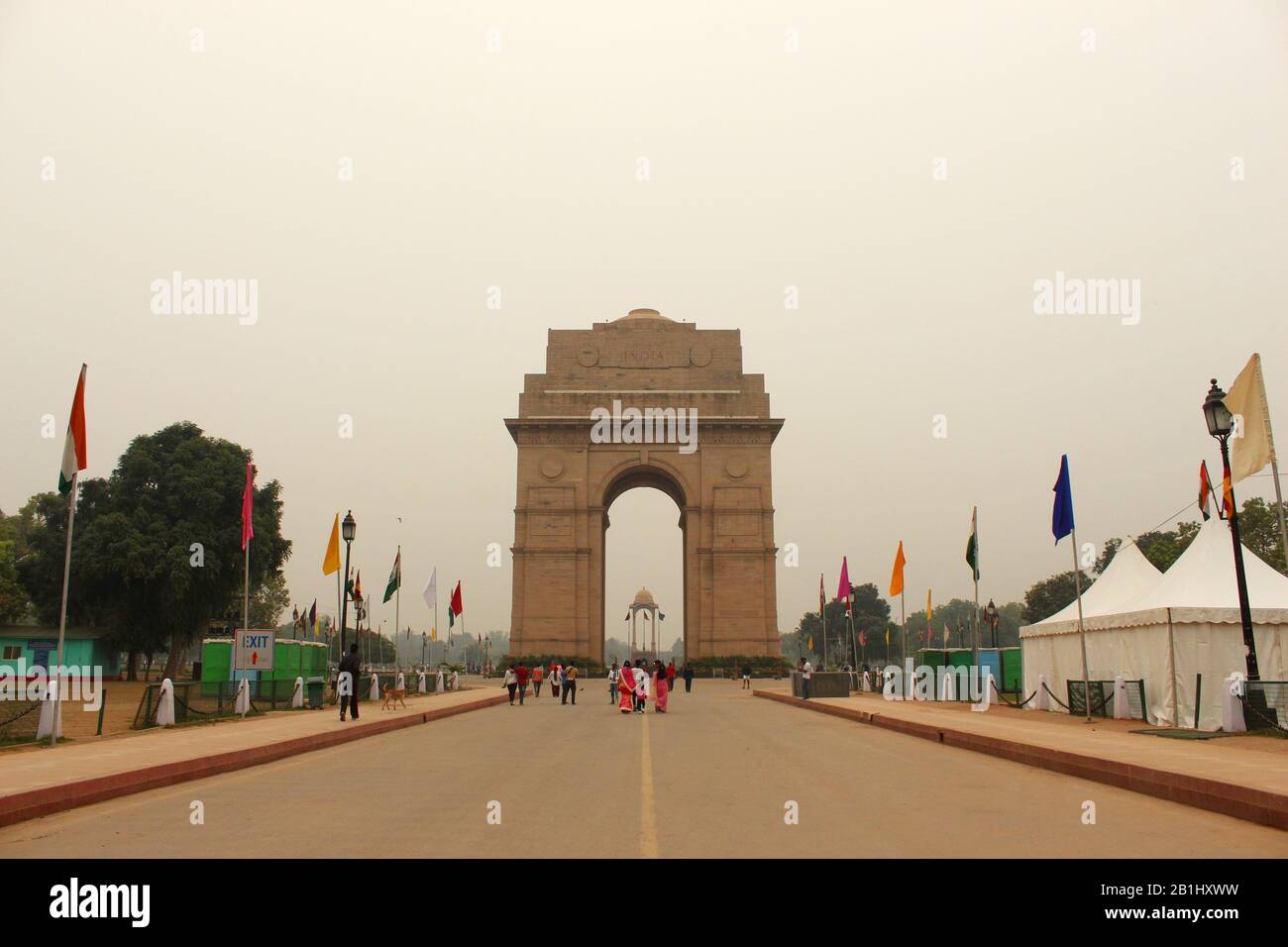 30 Ottobre 2019, Delhi, India. Turisti di fronte a India Gate Foto Stock